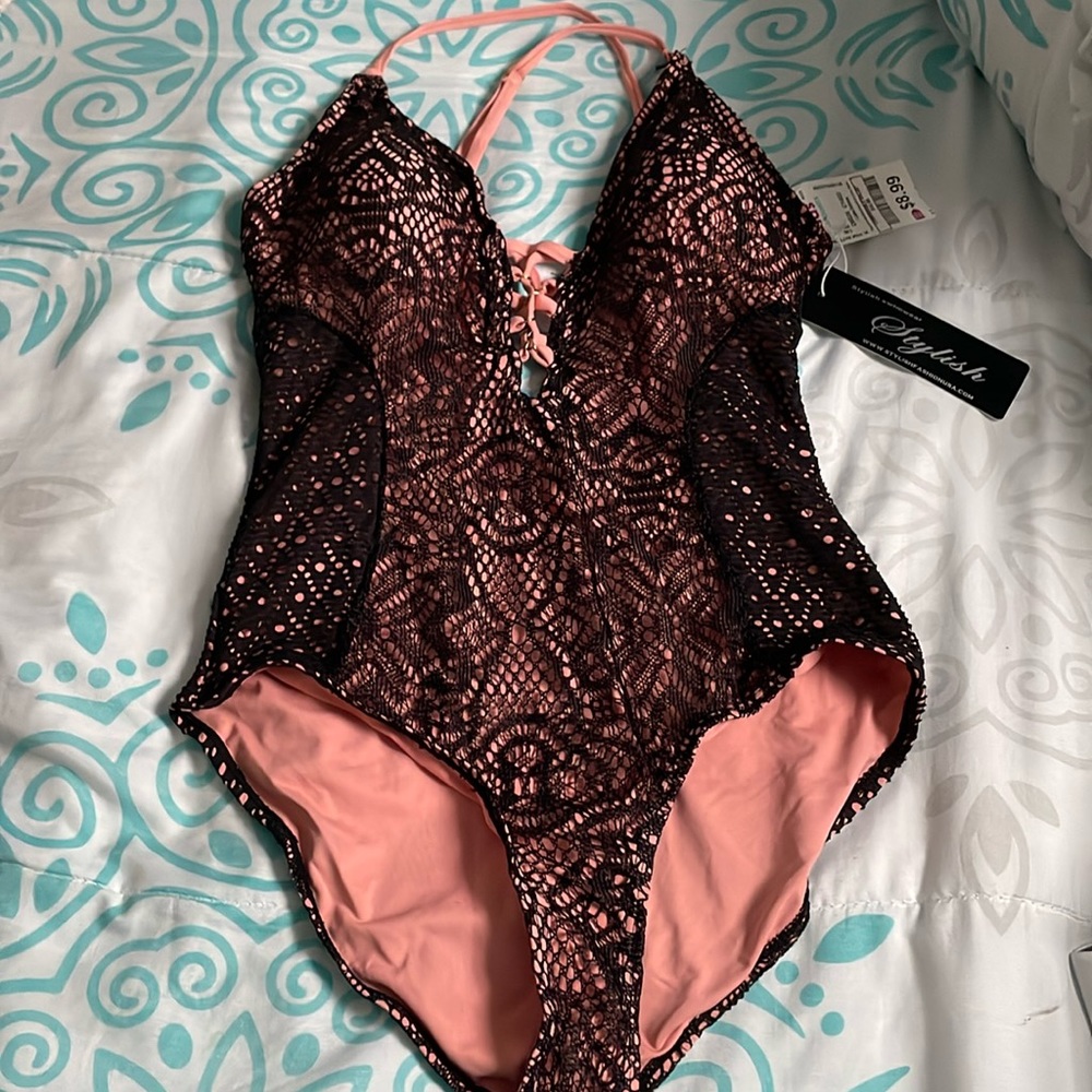 One piece, crisscross straps, size S